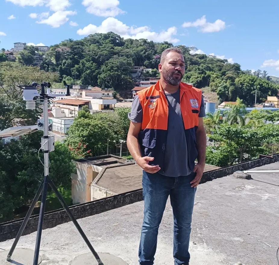 Agente da Defesa Civil ao lado da estação