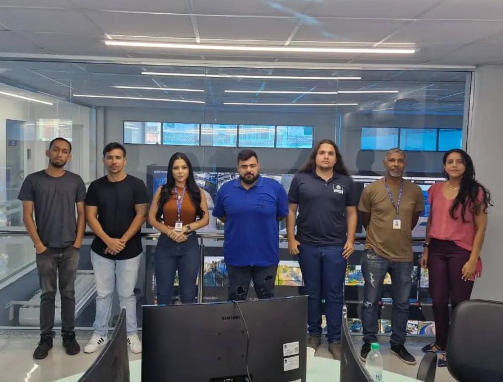 Equipe na sala de monitoramento